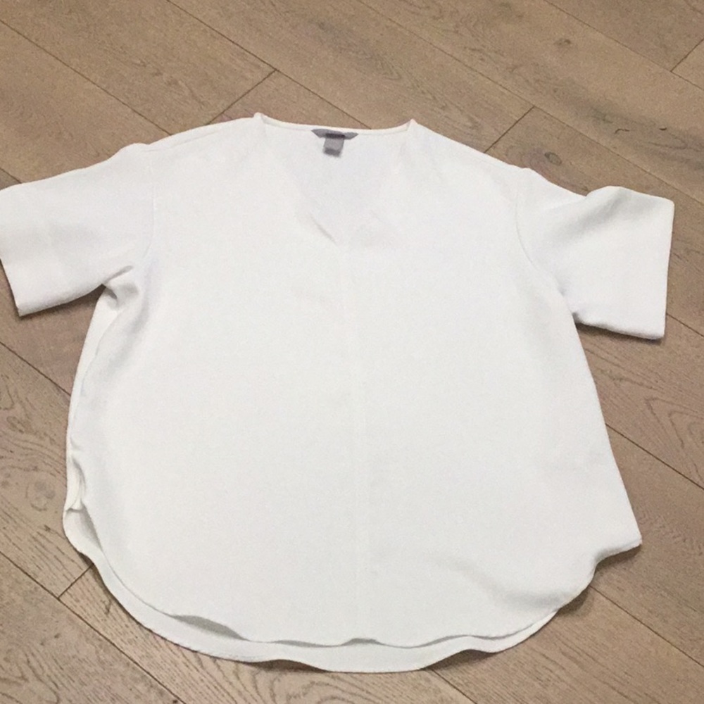 Woman’s cream v neck top. Size large. Blouse. Branded for exposure